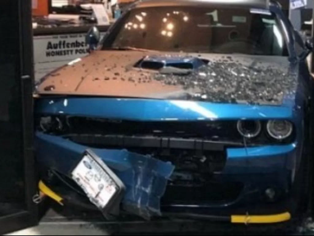 Tampilan Dodge Challenger yang gagal dicuri akibat sangkut di pintu kaca. (autoevolution.com)