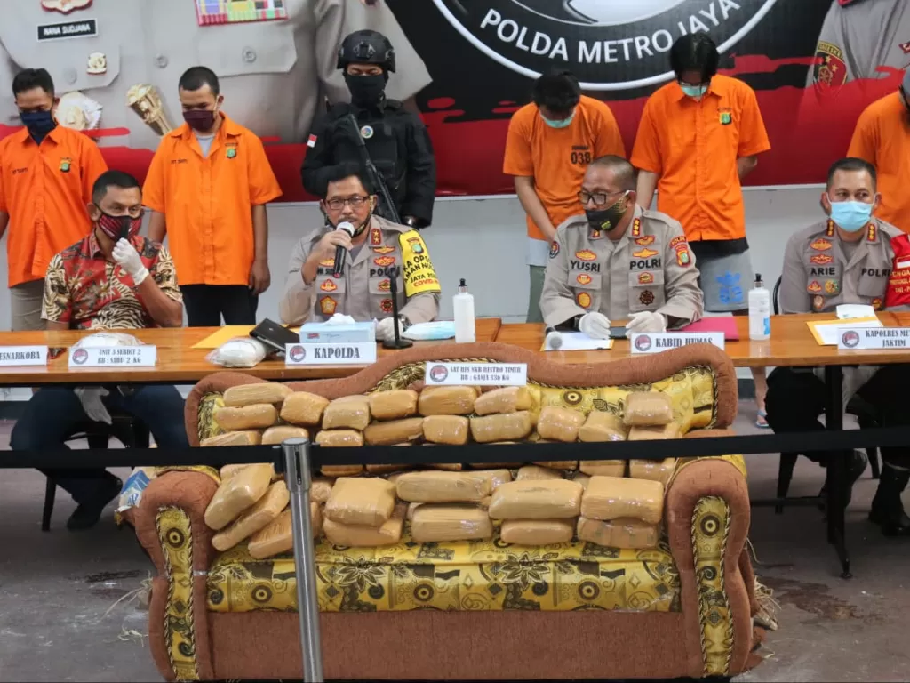 Konferensi pers pengungkapan kasus 336 kg ganja di Polda Metro Jaya, Jumat (12/6/2020). (Humas Polda Metro Jaya)