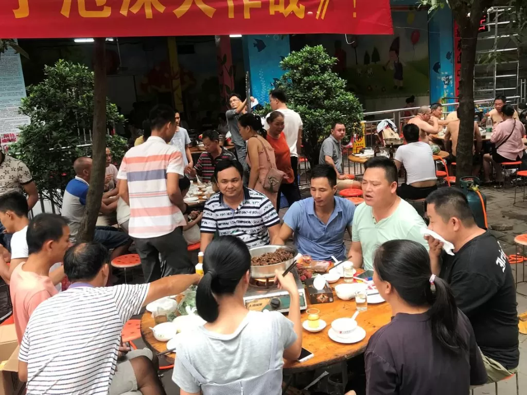 Warga di Kota Yulin memeriahkan festival daging anjing. (REUTERS)
