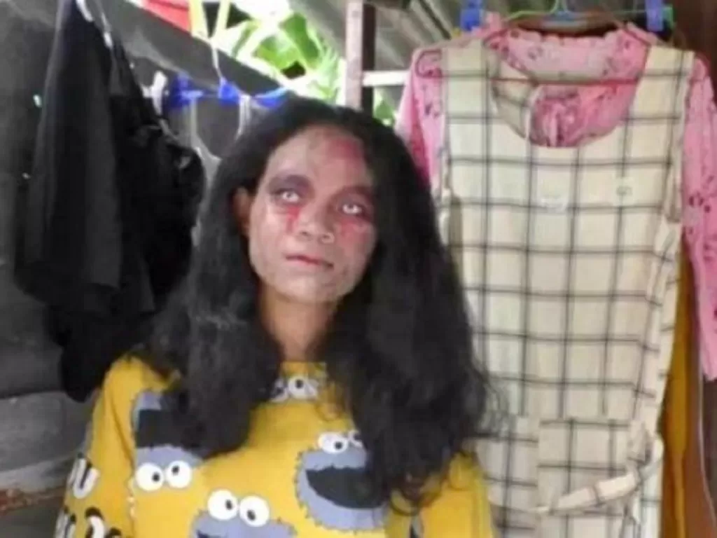 Seorang wanita cosplay jadi zombi. (Odditycentral)