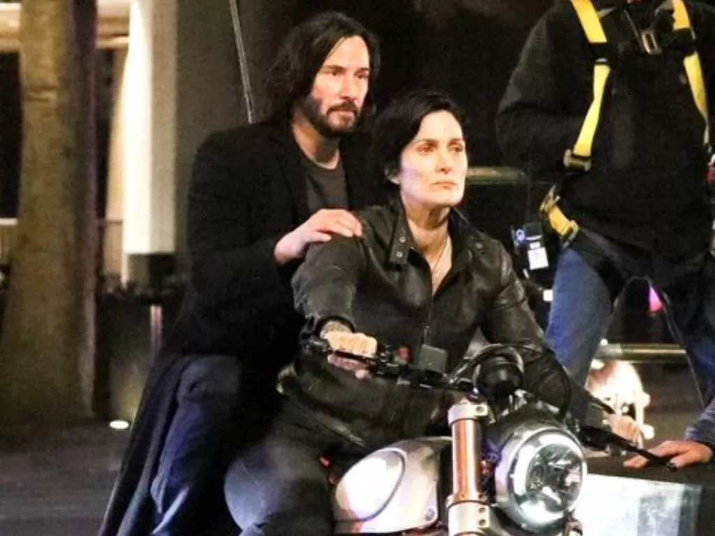 Keanu Reeves and Carrie-Anne Moss dalam The Matrix 4 (2022)