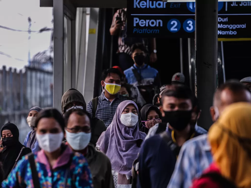 Ilustrasi: sejumlah penumpang beraktivitas di Stasiun Tanah Abang, Jakarta, Kamis (11/6/2020). (ANTARA/Fauzan)
