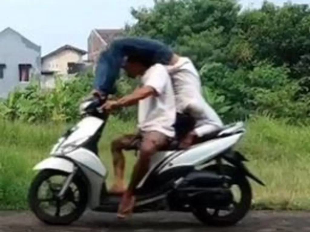 Tipe-tipe boncengan orang saat mengendarai motor. (SS/Twitter/@egik_mk)