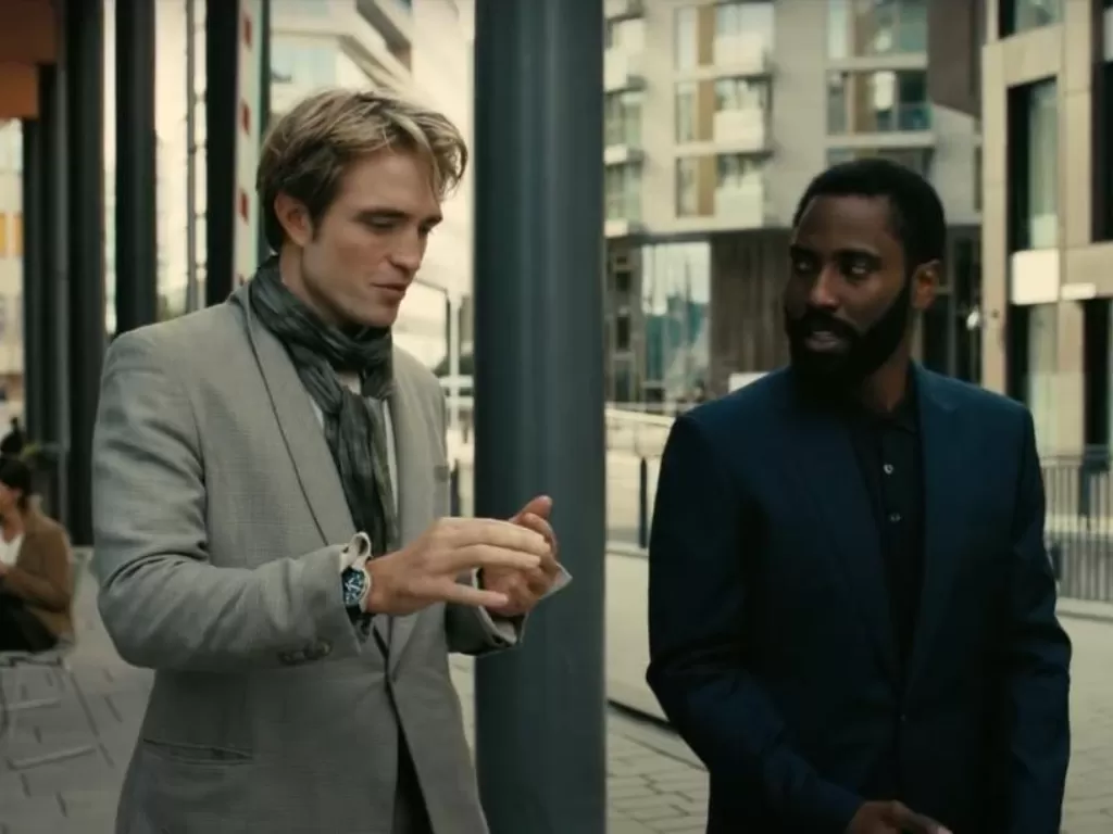 John David Washington dan Robert Pattinson dalam Tenet (2020). (IMDb)