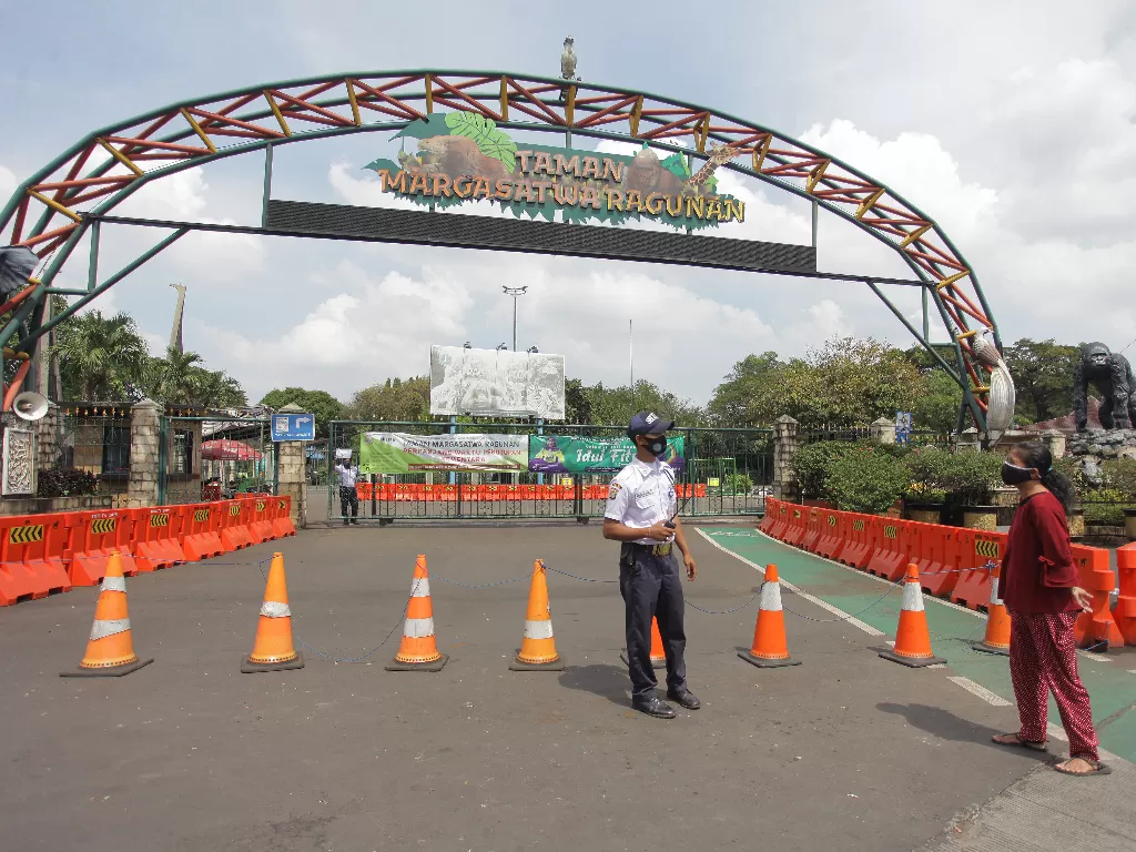 Petugas berjaga di pintu masuk Taman Margasatwa Ragunan, Jakarta, Minggu (31/5/2020). (ANTARA/Reno Esnir)