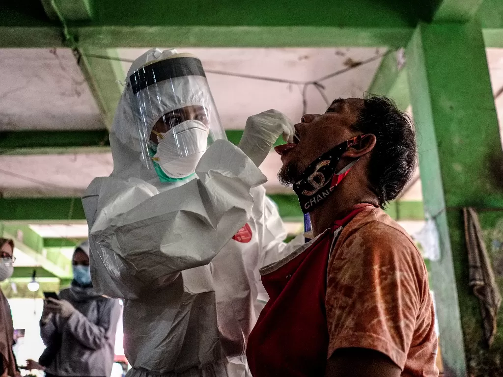 Petugas mengambil sampel cairan dari hidung dan tenggorokan pedagang saat mengikuti swab test di Pasar Pagi, Kota Pangkalpinang (ANTARA FOTO/Anindira Kintara)