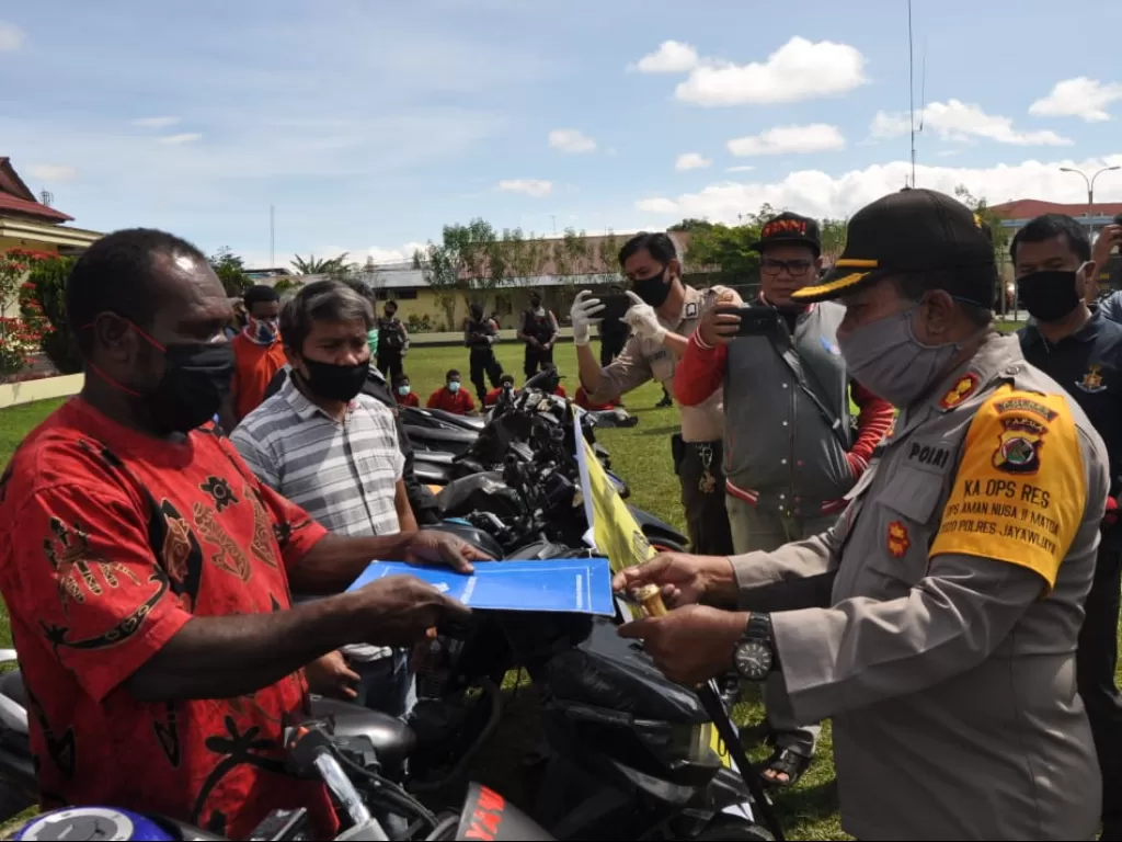 Polisi mengembalikan kendaraan korban curanmor di Papua. (Dok. Humas Polda Papua).