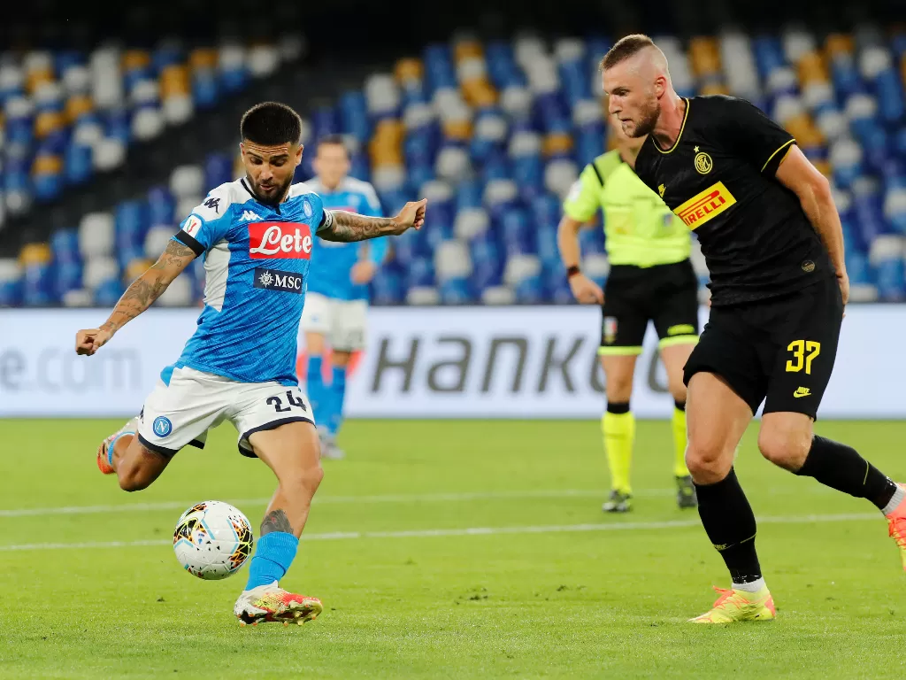 Pemain Napoli, Lorenzo melepaskan tendangan ke arah gawang Inter Milan. (REUTERS/Ciro De Luca)