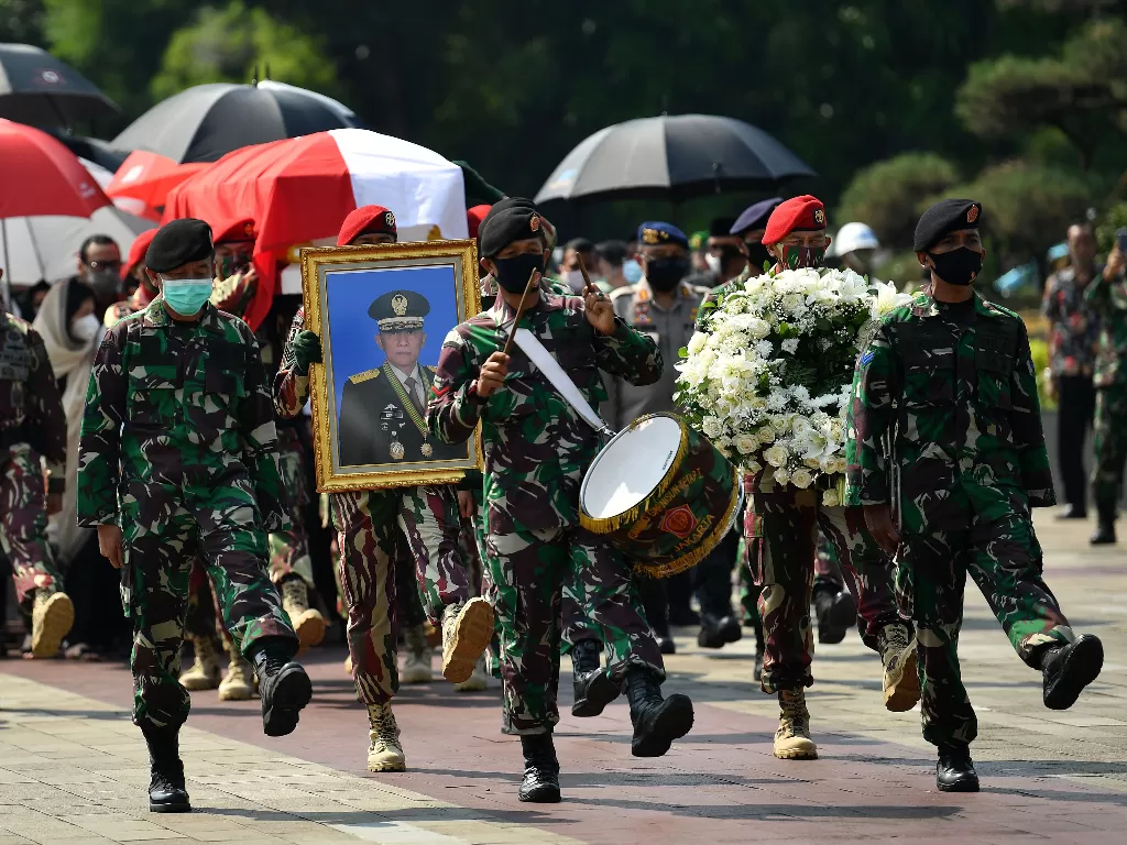 Prajurit TNI membawa peti jenazah mantan KSAD Jenderal TNI (Purn) Pramono Edhie Wibowo untuk dimakamkan di Taman Makam Pahlawan Nasional Utama Kalibata, Jakarta, Minggu (14/6/2020). (ANTARA FOTO/Sigid Kurniawan)