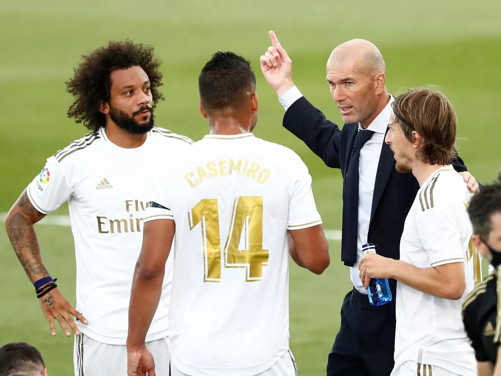 Pelatih Real Madrid, Zinedine Zidane memberikan instruksi kepada anak asuhnya. (REUTERS/Susana Vera)
