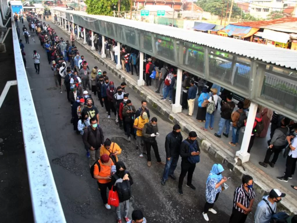 Ratusan calon penumpang KRL Commuter Line mengantre menuju pintu masuk Stasiun Bogor di Jawa Barat, Senin (8/6/2020). (ANTARA FOTO/Arif Firmansyah)