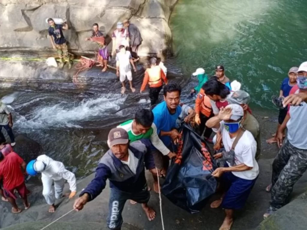TIm SAR gabungan dari Basarnas Cilacap berhasil menemukan jasad Dasirun (23) yang tenggelam di Curug Rambu Kasang, Brebes, Senin (15/6/2020). (Foto: Istimewa)