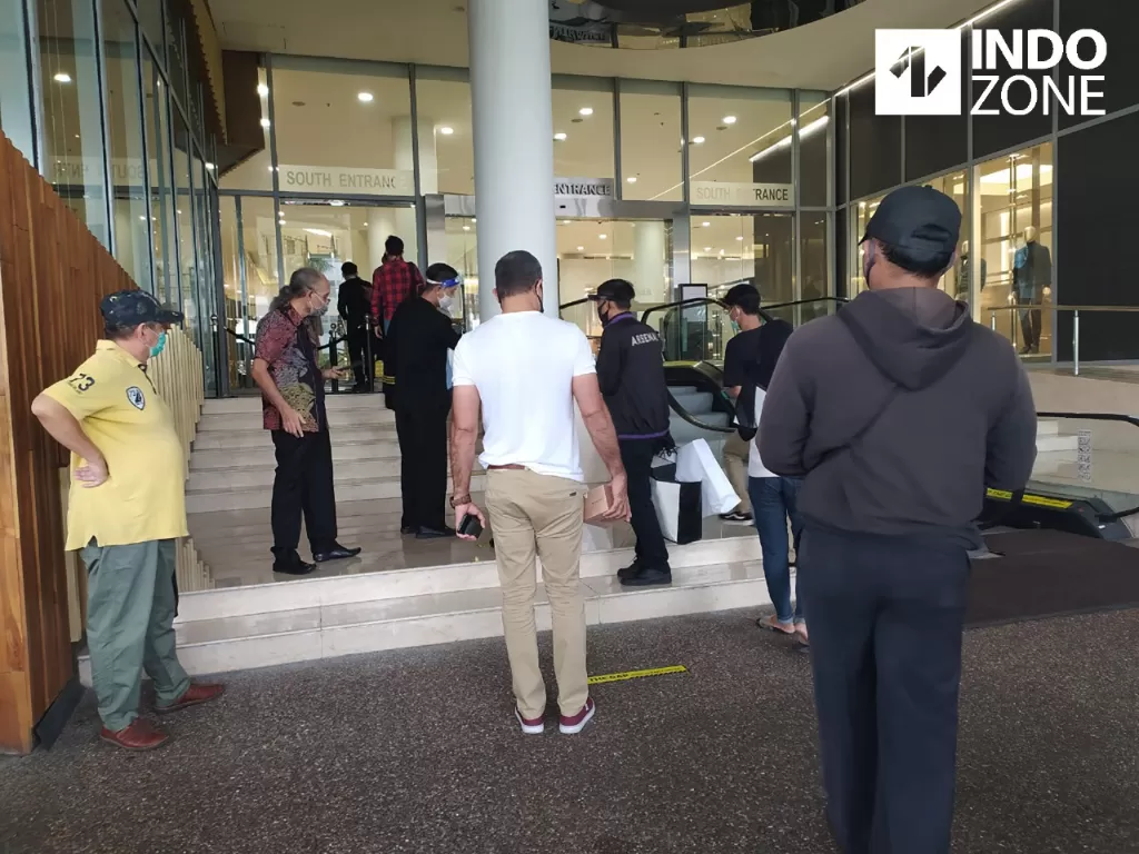 Pengunjung mal mengantre di pintu Senayan City, Senin (15/6/2020). (INDOZONE/Wilfridus Kolo)
