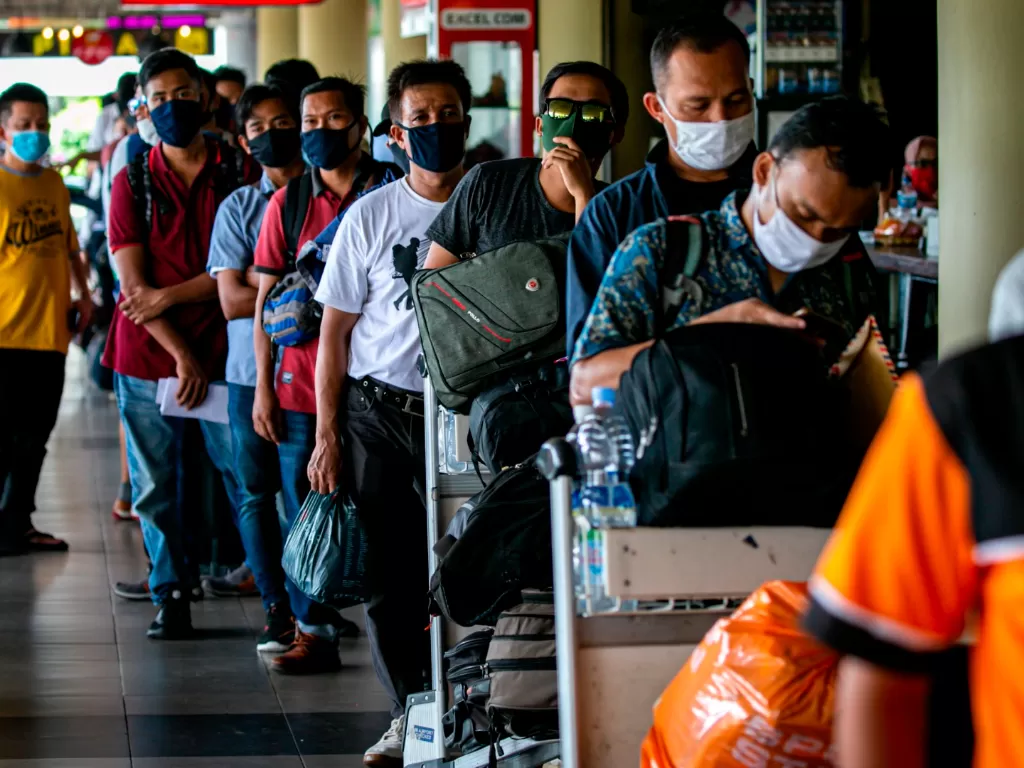 Calon penumpang antre pemeriksaan dokumen perjalanan di Bandara Hang Nadim Batam, Kepulauan Riau, Kamis (4/6/2020). (Photo/Ilustrasi/ANTARA FOTO/M N Kanwa)