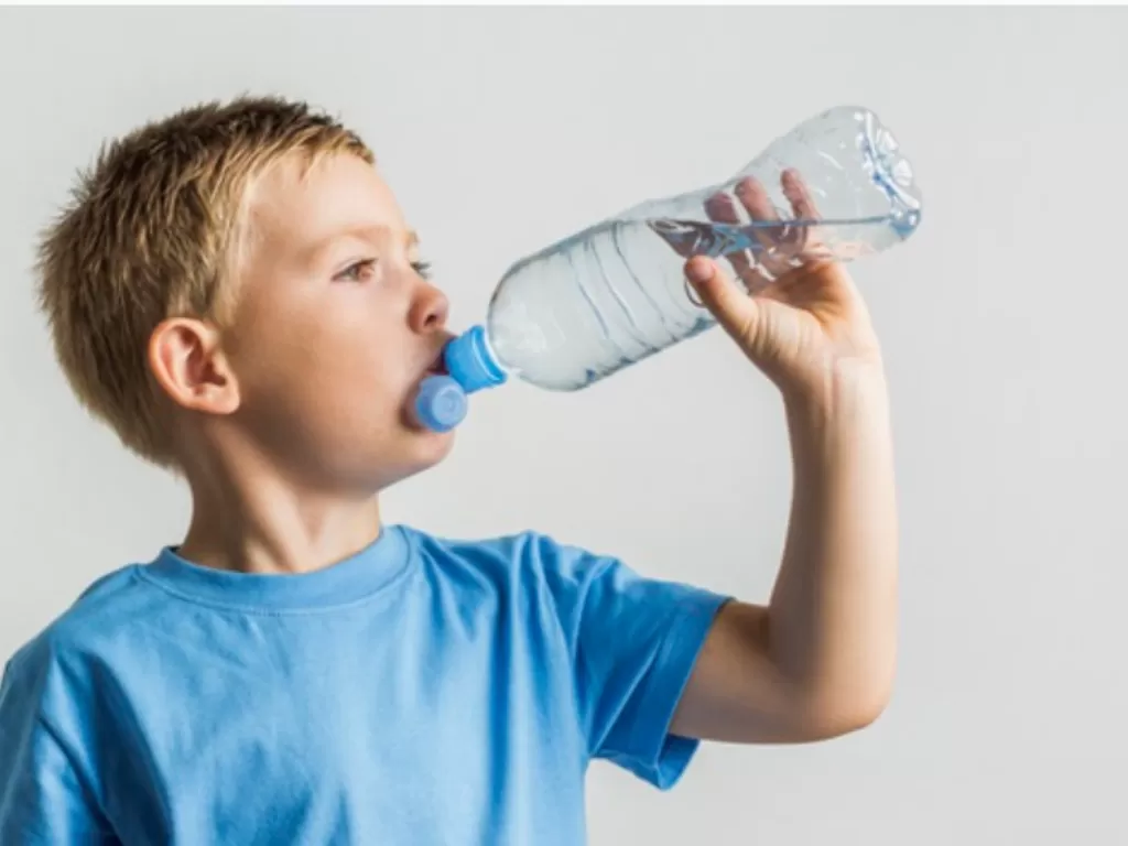 Tips mencegan dehidrasi pada anak. (Freepik).