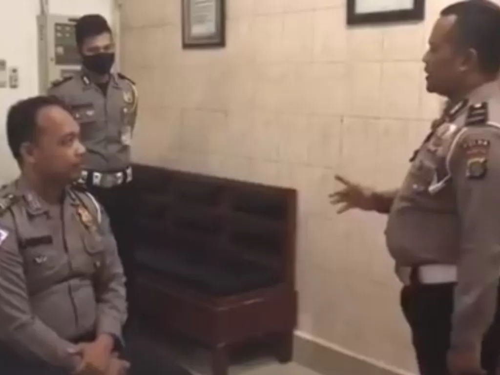 Polisi Medan yang viral karena percakapannya yang membingungkan. (Screenshot)