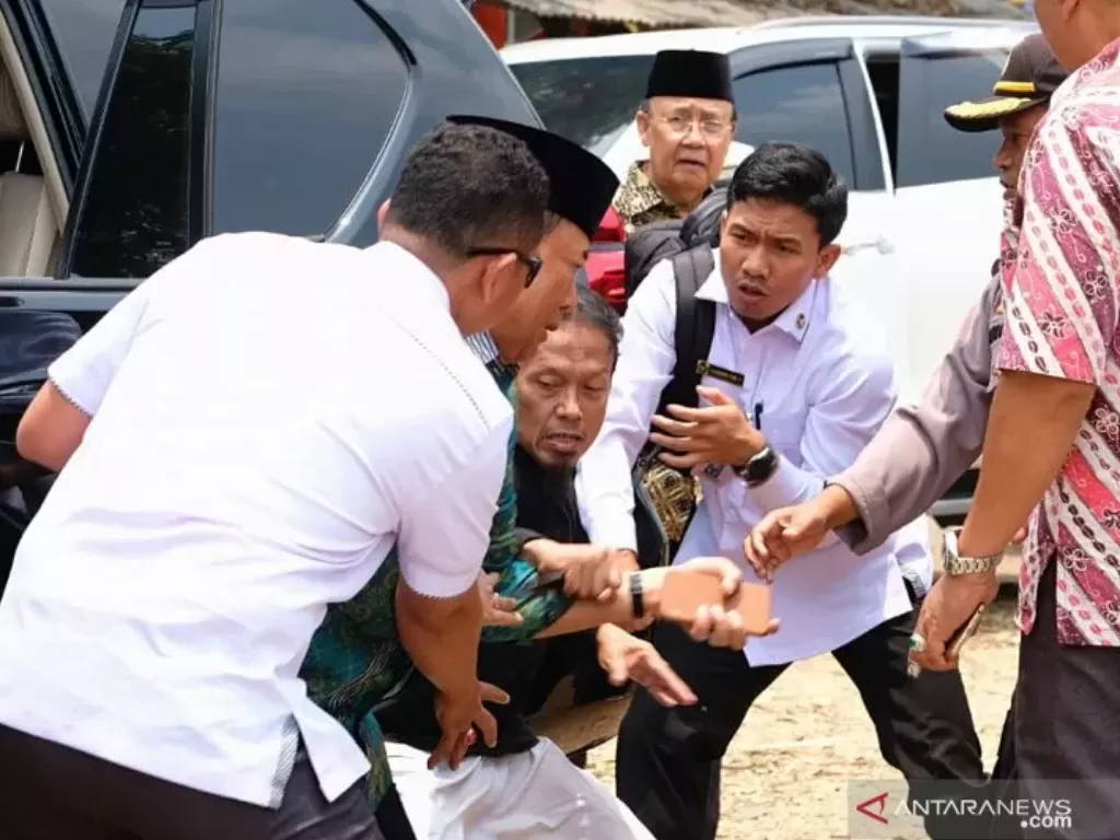 Wiranto saat diserang Abu Rara dalam kunjungannya di Pandeglang, Banten, Kamis (10/10/2019)(ANTARA FOTO/Dok Polres Pandeglang)