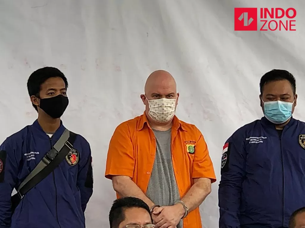 Tersangka buron FBI, Russ Albert Medlin saat konferensi pers di Polda Metro Jaya, Jakarta. (INDOZONE/Samsudhuha Wildansyah).