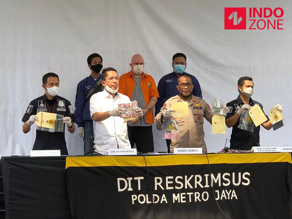 Foto konferensi pers buron FBI di Polda Metro Jaya (INDOZONE/Samsudhuha Wildansyah)
