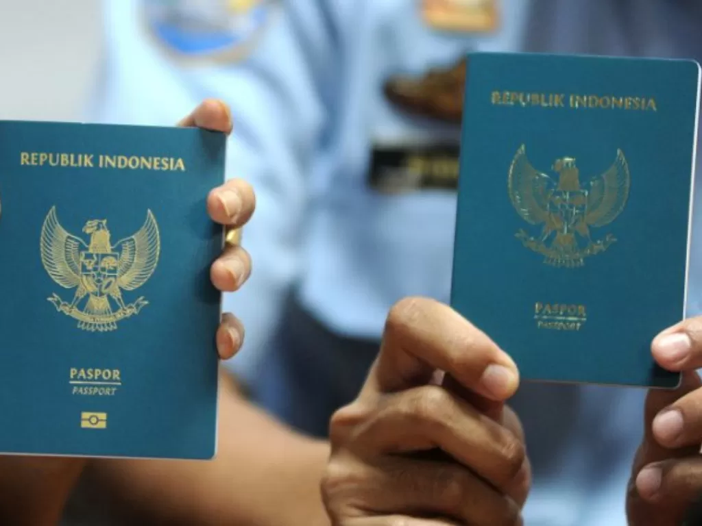 Buku paspor Indonesia (ANTARA FOTO/Fikri Yusuf)