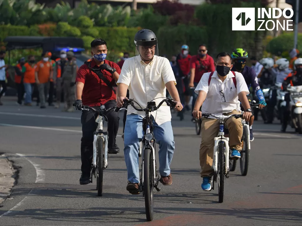 Gubernur DKI Jakarta Anies Baswedan (tengah) bersepeda di kawasan Bundaran HI, Jakarta, Minggu (14/6/2020). (INDOZONE/Arya Manggala)