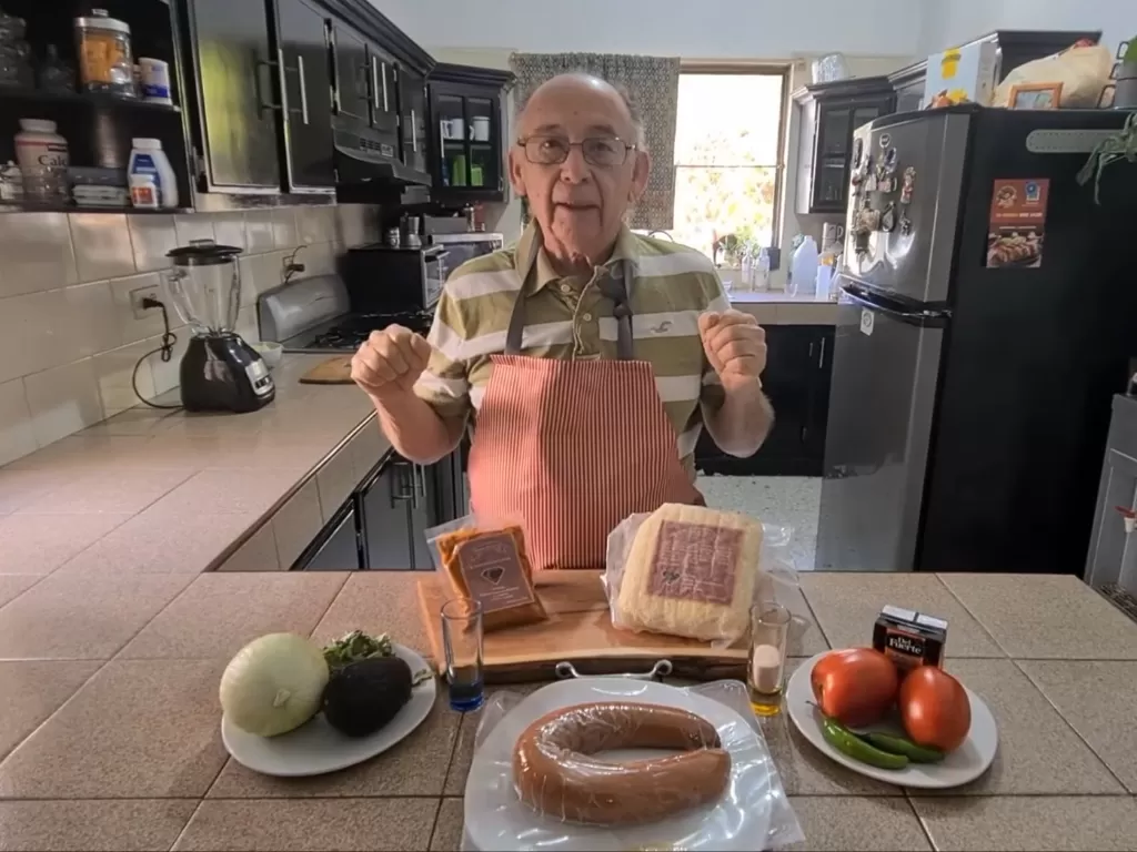 Seorang kakek berusia 79 tahun asal Meksiko mendadak populer. (Photo/YouTube/Tito Charly)