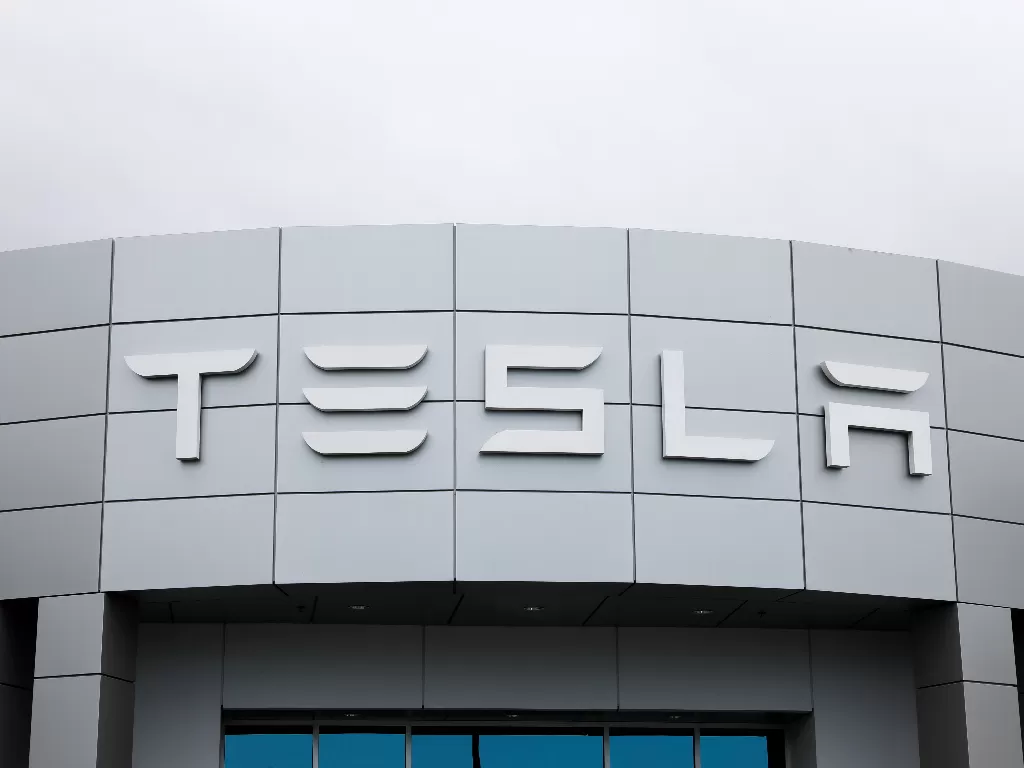 Tampilan logo pabrikan dealer Tesla. (REUTERS/Mike Blake)