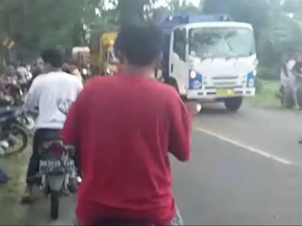 Warga ramai melihat kecelakaan akibat balap liar di Jalinsum perbatasan Siantar-Simalungun. (Foto: Istimewa)
