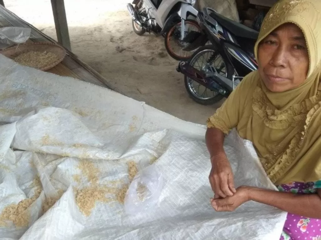 Sukanah (60), nenek janda di Lebak, Banten, makan nasi bekas untuk bertahan hidup. Dia tidak dapat bansos yang dijanjikan pemerintah. (Foto: ANTARA/Mansyur Suryana)
