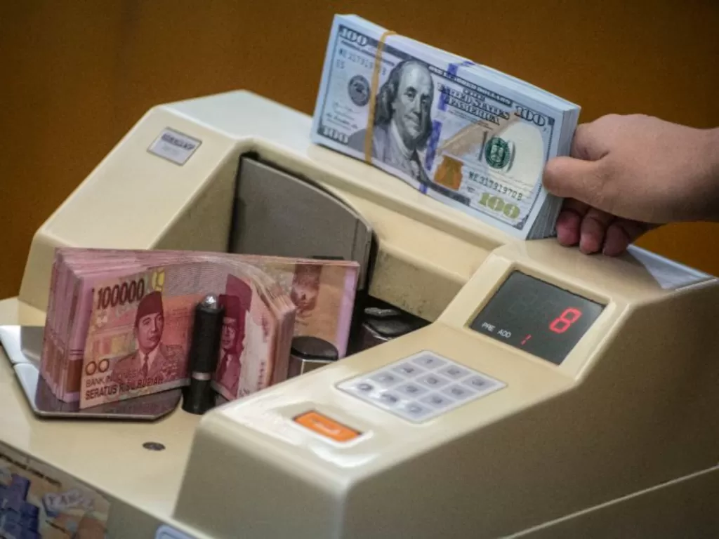 Ilustrasi uang dolar dan rupiah. (ANTARA FOTO/Aprillio Akbar).
