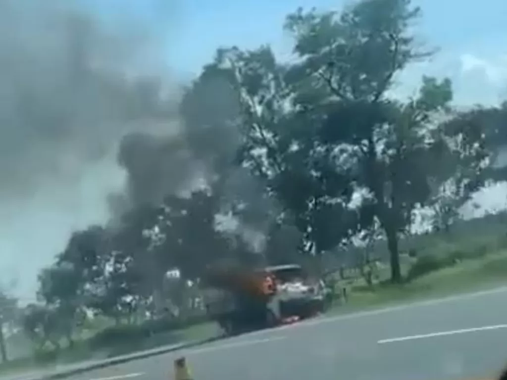 Mobil terbakar di Tol Padaleunyi, Bandung, Jawa Barat (Instagram/@infobandungkota)