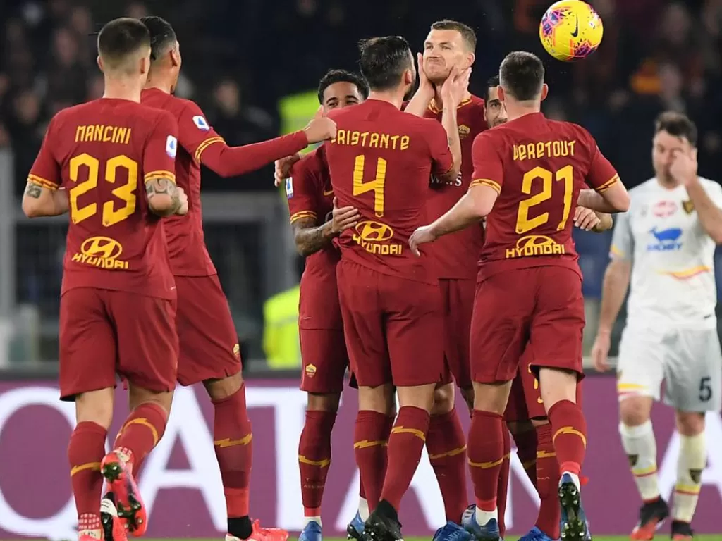 Para pemain AS Roma melakukan selebrasi gol. (REUTERS/Alberto Lingria)