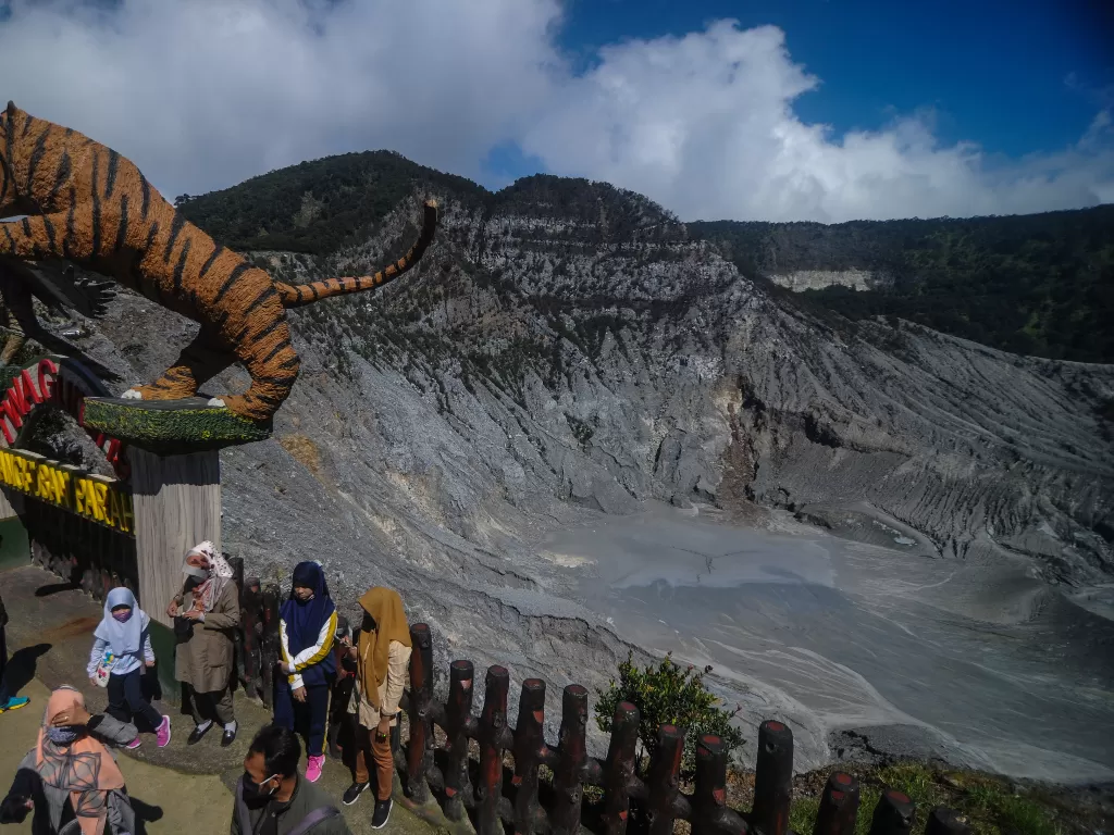 Pengunjung menikmati pemandangan kawah ratu di Taman Wisata Alam Gunung Tangkuban Parahu di Kabupaten Subang, Jawa Barat, Sabtu (13/6). (ANTARA FOTO/Raisan Al Farisi).