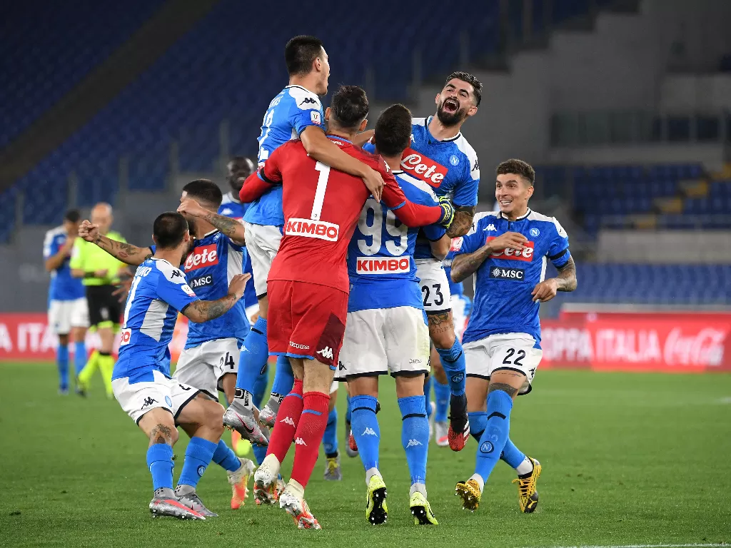 Para pemain Napoli merayakan kemenangan sebagai juara Coppa Italia usai menang adu penalti. (REUTERS/Alberto Lingria)