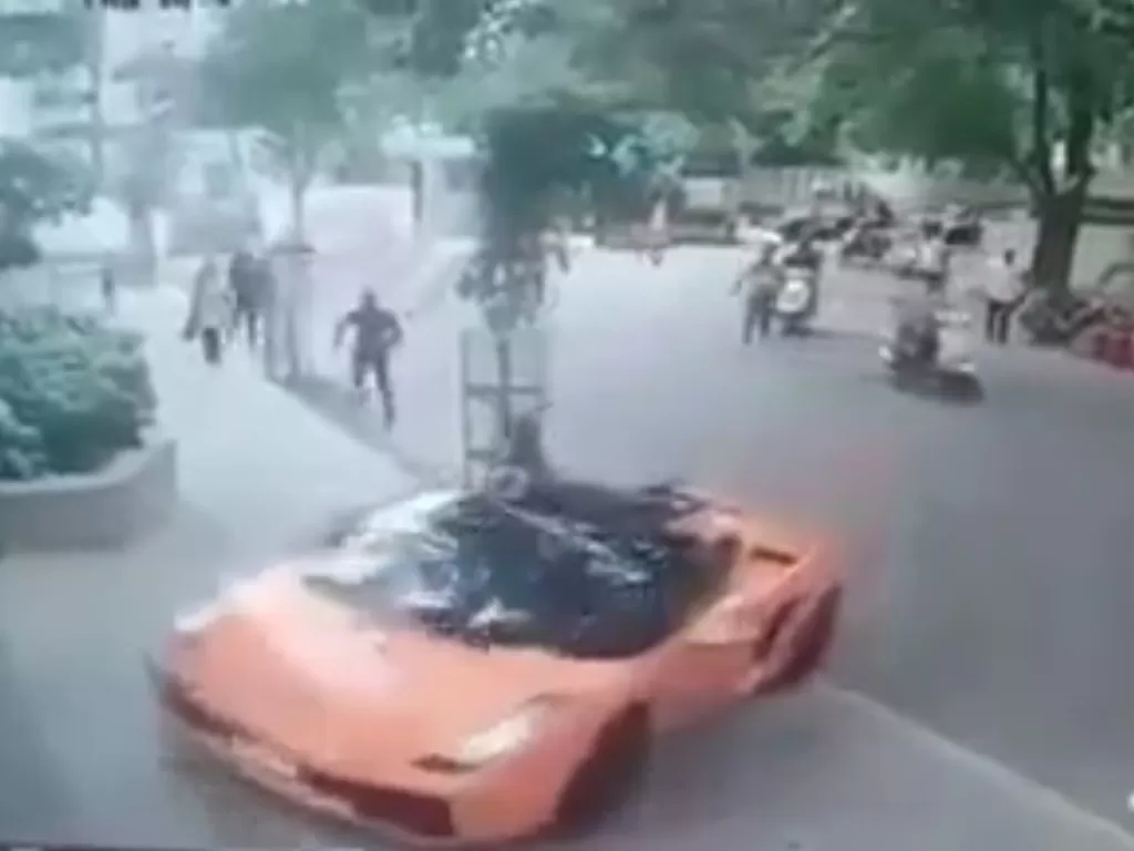 Tampilan pengendara Lamborghini Gallardo yang diserang warga sekitar di India. (SS/Youtube/Sagar Patel)