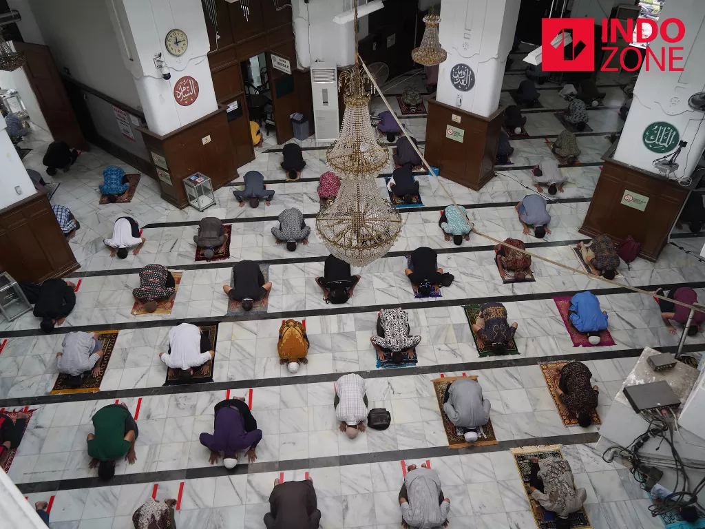 Umat Islam menunaikan salat Jumat berjamaah dengan menerapkan jaga jarak di Masjid Cut Meutia, Jakarta, Jumat (5/6/2020). (INDOZONE/Arya Manggala)
