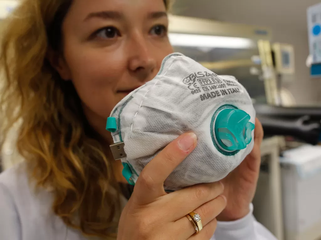Seorang pekerja laboratorium Israel menunjukkan masker pelindung wajah yang dapat melakukan 
