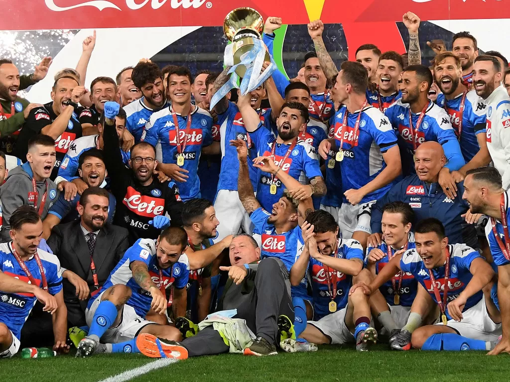 Para pemain dan staf Napoli merayakan keberhasilannya meraih Piala Coppa Italia setelah mengalahkan Juventus dalam pertandingan tertutup karena virus corona di Stadion Olimpico, Roma, Italia, 18 Juni 2020. (REUTERS/Alberto Lingria)