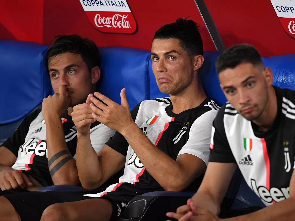 Pemain Juventus Cristiano Ronaldo (tengah) terlihat sedih setelah kalah dari Napoli dalam pertandingan Final Coppa Italia di Stadion Olimpico, Roma, Italia, 18 Juni 2020. (REUTERS/Alberto Lingria)