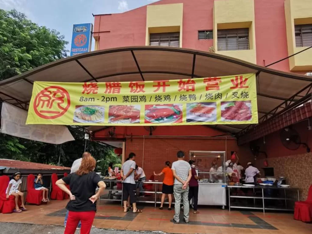 Gedung pesta yang diubah jadi gerai nasi ayam. (Facebook/Chee Onn Ho)
