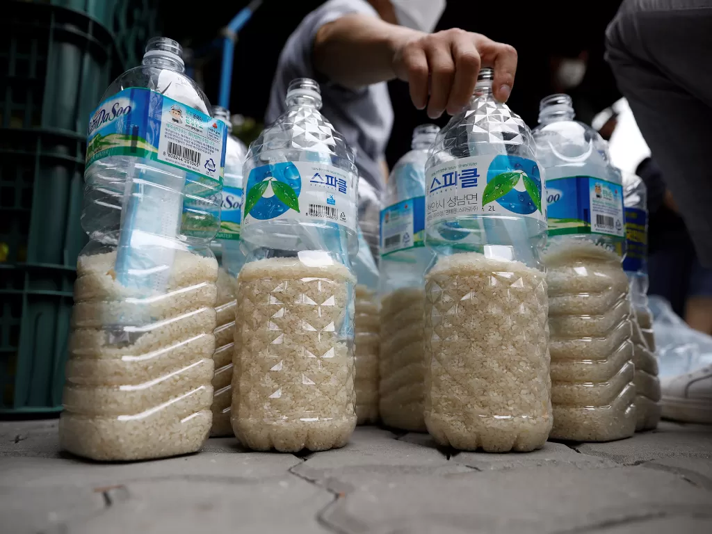 Anggota kelompok pembelot Korea Utara Kuensaem mengisi botol plastik kosong dengan beras dan masker, yang akan dikirimkan ke arah Utara, di Seoul, Korea Selatan, 18 Juni 2020. (REUTERS/Kim Hong-Ji)