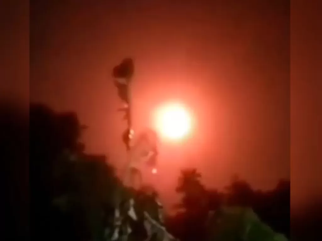 Cahaya merah melayang di udara di Depok (Instagram/@berita_gosip)