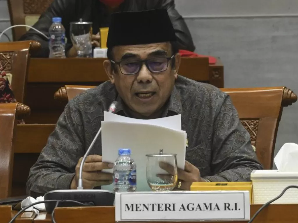 Menteri Agama Fachrul Razi membacakan laporan Kementerian Agama pada rapat kerja dengan Komisi VIII DPR di kompleks Parlemen, Jakarta, Kamis (18/6/2020). (photo/ANTARA FOTO/Muhammad Adimaja)