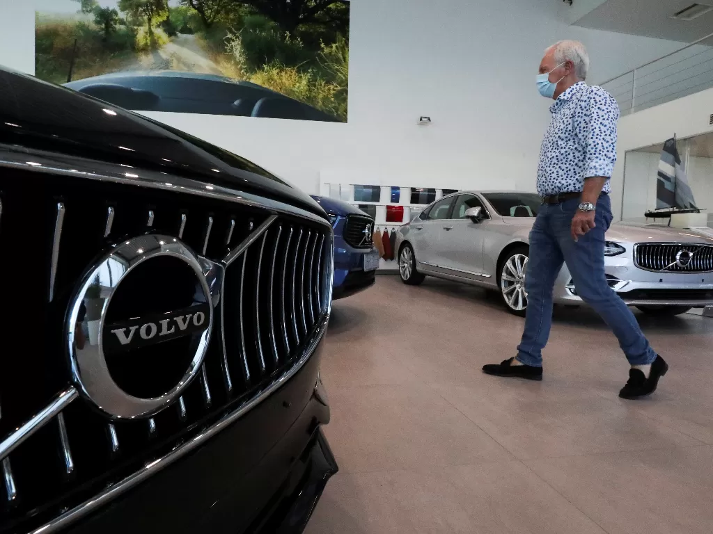 Logo pabrikan Volvo di gril mobil. (REUTERS/YVES HERMAN)