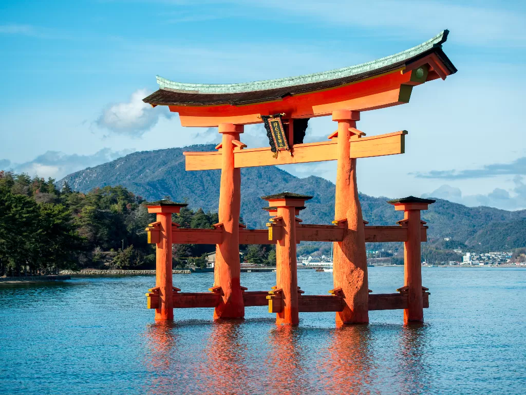 Sebuah torii di Kuil Itsukushima, Jepang. (wikipedia.org)