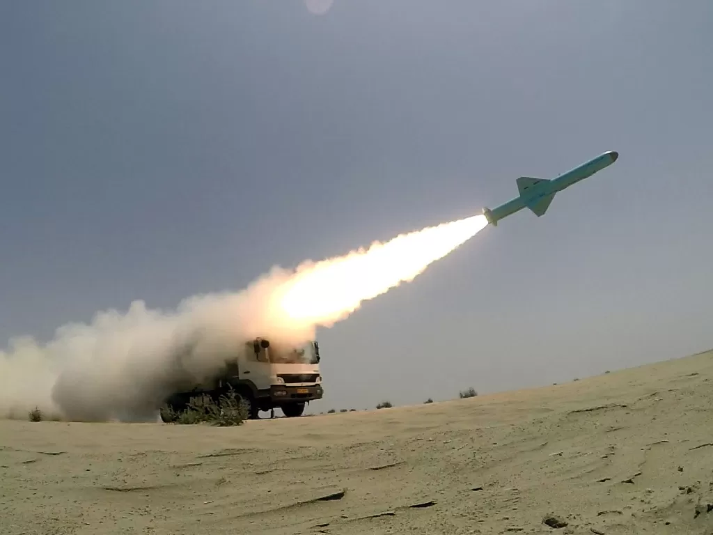 Sebuah rudal jelajah Iran yang dibuat secara lokal ditembakkan selama latihan perang di Samudra Hindia utara dan dekat pintu masuk ke Teluk, Iran 17 Juni 2020. (WANA via REUTERS)