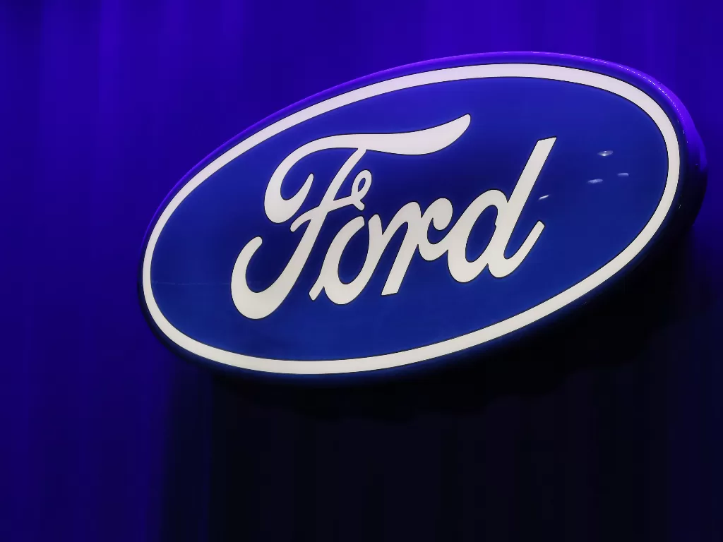 Logo pabrikan Ford. (REUTERS/Brendan McDermid)