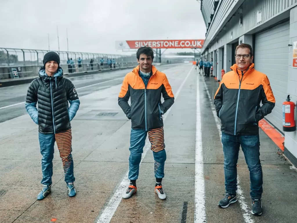 Pembalap McLaren, Lando Norris dan Carlos Sainz bersama manajer Mclaren. (Instagram/@mclaren)