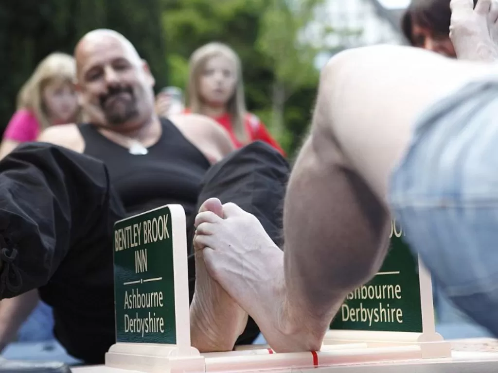 Toe  wrestling atau gulat kaki di Inggris. (Caters News Agency/Emma Wood)