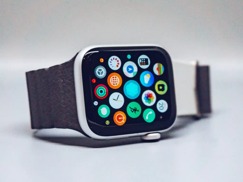 Smartwatch Apple Watch Series 5 (photo/Unsplash/Simon Daoudi)